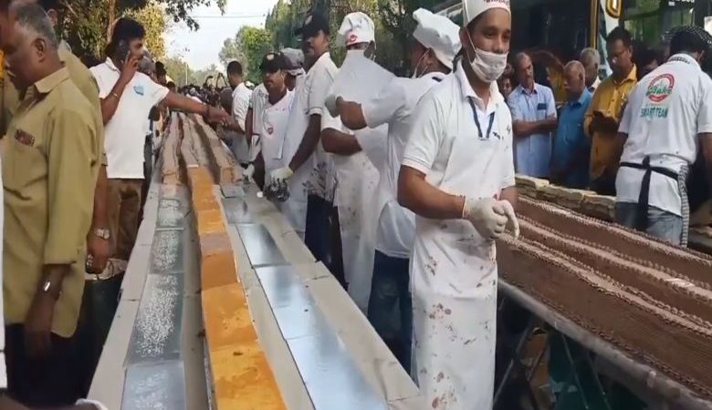 To μακρύτερο γλυκό στον κόσμο παρασκευάστηκε στην Ινδία