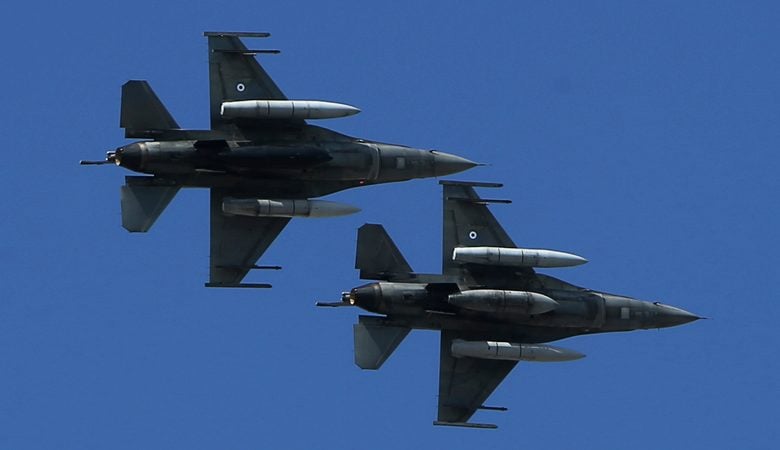 Απάντηση-διάψευση της Αθήνας στην Άγκυρα: Τα τουρκικά F-16 μπήκαν «σφήνα» σε δρομολόγιο αμερικανικών Β-52