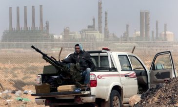 Ο Χάφταρ κλείνει τις «κάνουλες» του πετρελαίου στη Λιβύη