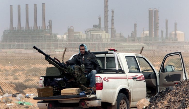 Ο Χάφταρ κλείνει τις «κάνουλες» του πετρελαίου στη Λιβύη