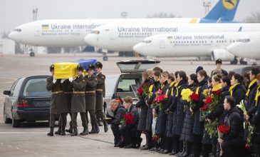 Κατάρριψη Μπόινγκ: Στο Κίεβο οι σοροί των 11 Ουκρανών