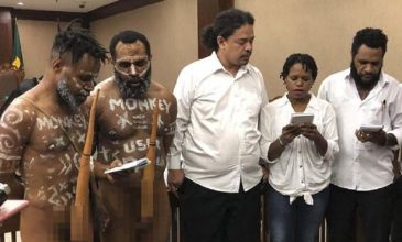Κατηγορούμενοι για «προδοσία» εμφανίστηκαν γυμνοί σε δικαστήριο