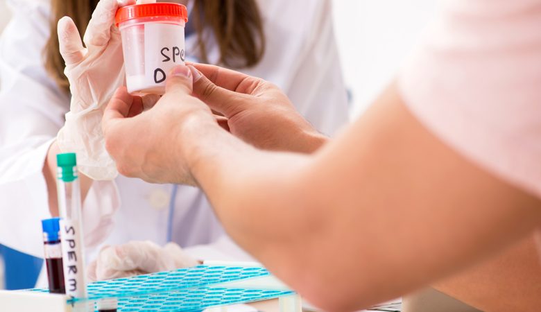 Επιστήμονες συλλέγουν για πρώτη φορά στον κόσμο σπέρμα από ασθενείς με κοροναϊό