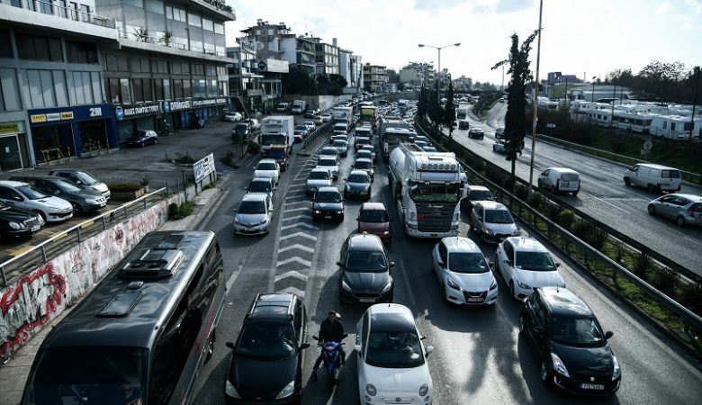 Κίνηση: Στο «κόκκινο» οι δρόμοι λόγω της απεργίας – Πού εντοπίζονται τα περισσότερα προβλήματα