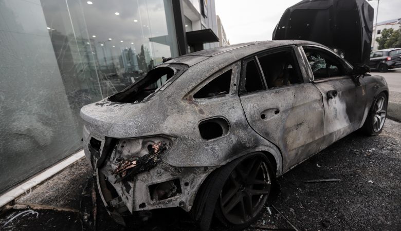 Μπαράζ εμπρηστικών επιθέσεων τη νύχτα στην Αθήνα: Έκαψαν 20 αυτοκίνητα