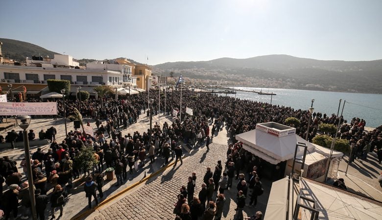 Συγκέντρωση στη Σάμο για τη μεταφορά μεταναστών στην ενδοχώρα