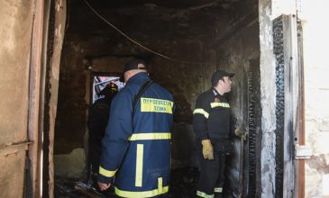 Στάχτη έγινε σπίτι από φωτιά σε ξερά χόρτα στη Χαλκιδική