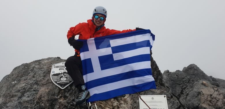 Χριστίνα Φλαμπούρη: Η 31χρονη που ύψωσε την ελληνική σημαία στην ψηλότερη κορυφή της Ανταρκτικής 