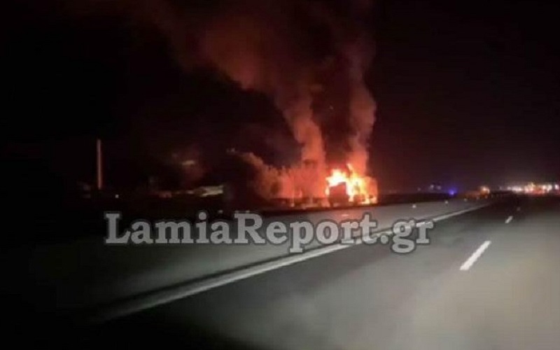 Νταλίκα λαμπάδιασε στην εθνική οδό Αθηνών-Λαμίας