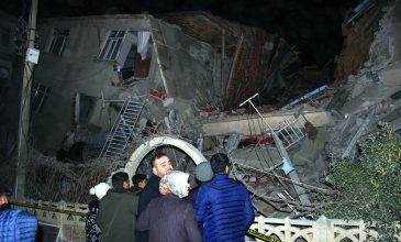 Ισχυρότατος σεισμός στην ανατολική Τουρκία – Νεκροί και εικόνες καταστροφής