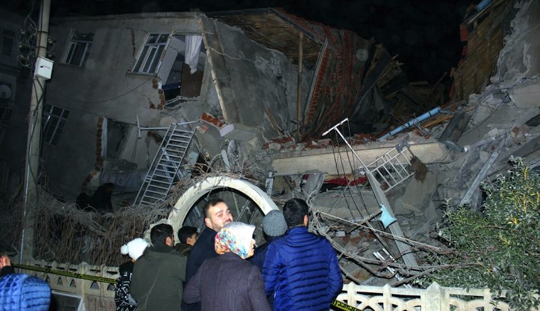 Ισχυρότατος σεισμός στην ανατολική Τουρκία – Νεκροί και εικόνες καταστροφής
