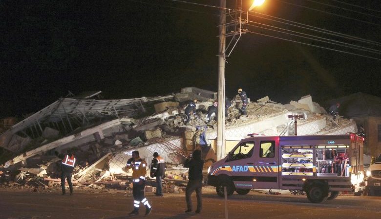 Φονικός σεισμός στην Τουρκία: Στους 21 οι νεκροί, αναζητούνται 30 κάτω από τα χαλάσματα