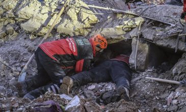 Σεισμός στην Τουρκία: Επτά νεκροί και άνθρωποι παγιδευμένοι