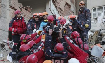 Φονικός σεισμός στην Τουρκία: Ζωντανή ανασύρθηκε γυναίκα με το παιδί της