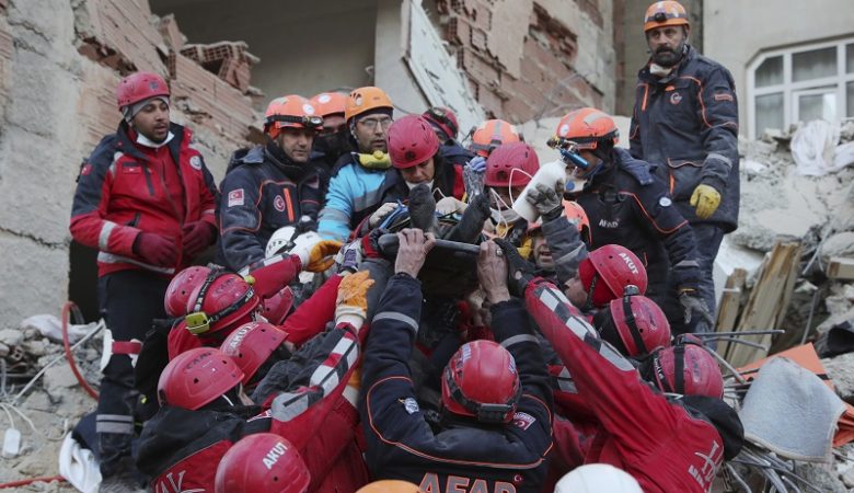 Φονικός σεισμός στην Τουρκία: Ζωντανή ανασύρθηκε γυναίκα με το παιδί της