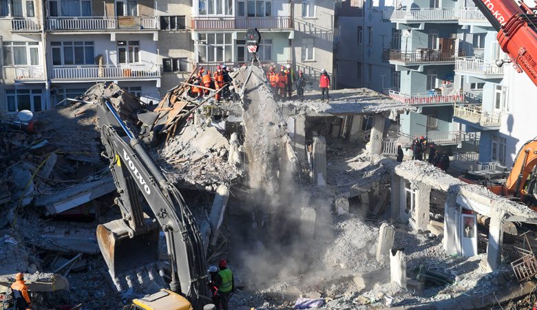 Σεισμός στην Τουρκία: Στους 39 οι νεκροί, αναζητούν δύο εγκλωβισμένους στα ερείπια κτιρίου