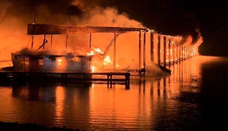 Πολύνεκρη τραγωδία από πυρκαγιά σε πλωτά σπίτια στον ποταμό Τενεσί