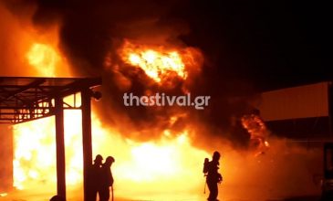 «Κόλαση» φωτιάς σε αντιπροσωπεία γεωργικών μηχανημάτων στη Σίνδο