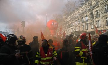 Συγκρούσεις αστυνομικών και πυροσβεστών σε διαδήλωση στο Παρίσι