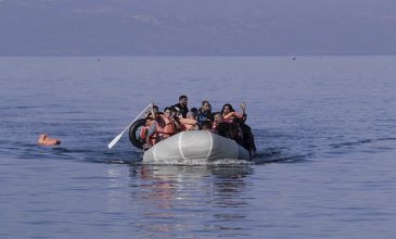Μετανάστρια γέννησε μέσα σε βάρκα