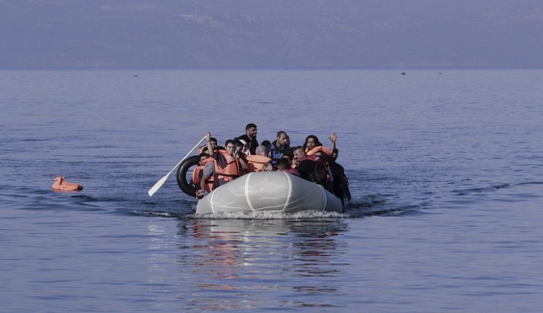 Μετανάστρια γέννησε μέσα σε βάρκα