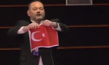 Το σκίσιμο της τουρκικής σημαίας από τον Γιάννη Λαγό και η οργισμένη απάντηση Τσαβούσογλου