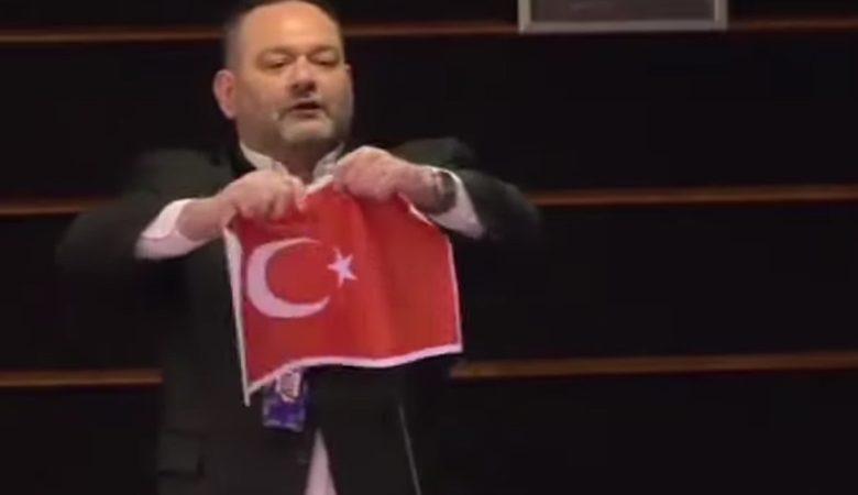 Το σκίσιμο της τουρκικής σημαίας από τον Γιάννη Λαγό και η οργισμένη απάντηση Τσαβούσογλου