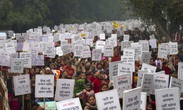 Ινδία: Αναβλήθηκε η εκτέλεση νεαρών για ομαδικό βιασμό