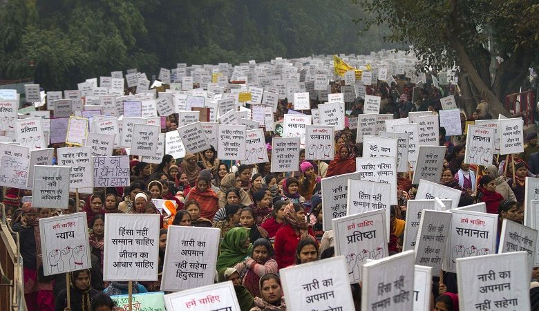 Ινδία: Αναβλήθηκε η εκτέλεση νεαρών για ομαδικό βιασμό