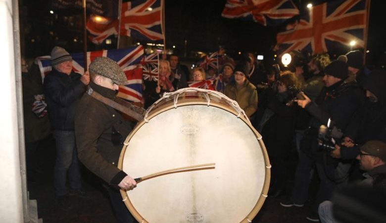 Brexit: Οι πρώτες αντιδράσεις στη Βρετανία για την αποχώρηση από την ΕΕ