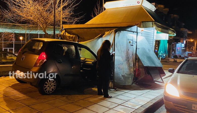 Αυτοκίνητο εκτός ελέγχου κατέληξε σε περίπτερο