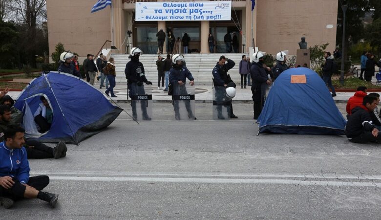Ένταση στη Μόρια: Χτύπησαν καμπάνες, βγήκαν κάτοικοι στους δρόμους