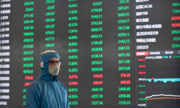 Με μάσκες και στο Χρηματιστήριο της Κίνας – Κατρακυλούν οι μετοχές λόγω του κοροναϊού