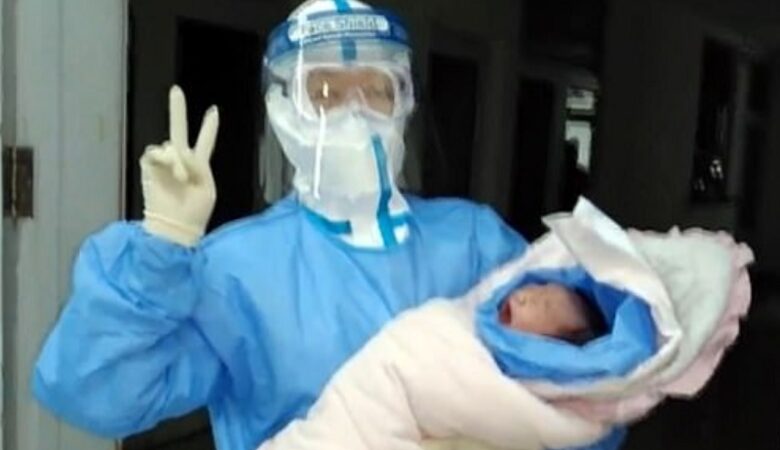 Γεννήθηκε το πρώτο μωρό σε καραντίνα στην Κίνα