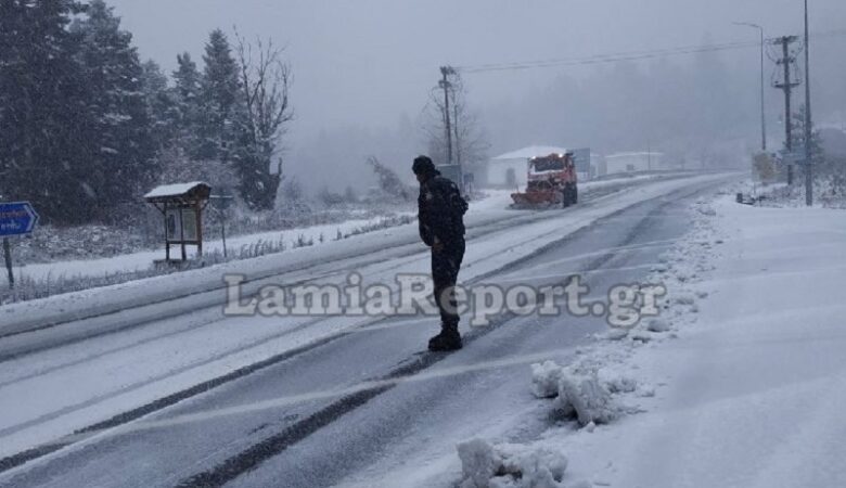 Χιόνια και κυκλοφοριακά προβλήματα στην κεντρική Ελλάδα