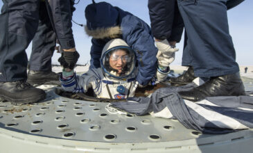 Καρέ καρέ η επιστροφή στη Γη της γυναίκας αστροναύτη που έσπασε ρεκόρ παραμονής στο διάστημα