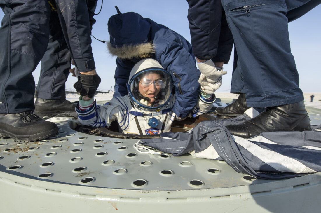 Καρέ καρέ η επιστροφή στη Γη της γυναίκας αστροναύτη που έσπασε ρεκόρ παραμονής στο διάστημα