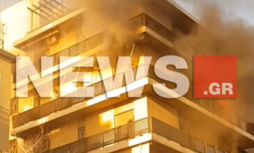 Βίντεο ντοκουμέντο: Γυναίκα στέκεται στην άκρη του μπαλκονιού την ώρα που το διαμέρισμα καίγεται στο Παλαιό Φάληρο