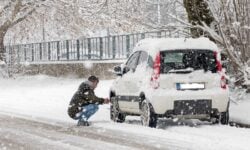 Υποχρεωτικές οι αντιολισθητικές αλυσίδες σε όλα τα οχήματα στην Αττική – Ποιες κυκλοφοριακές ρυθμίσεις τίθενται σε ισχύ