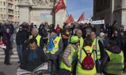Απαγορεύθηκε διαδήλωση των «κίτρινων γιλέκων» στο Παρίσι