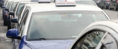 Θεσαλονίκη: Οδηγός ταξί ξεκίνησε πριν αποβιβαστεί 80χρονη επιβάτιδα και την εγκατέλειψε τραυματισμένη
