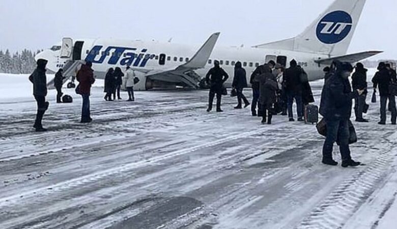 Αεροπλάνο προσγειώνεται με την «κοιλιά» σε παγωμένο αεροδρόμιο στη Ρωσία