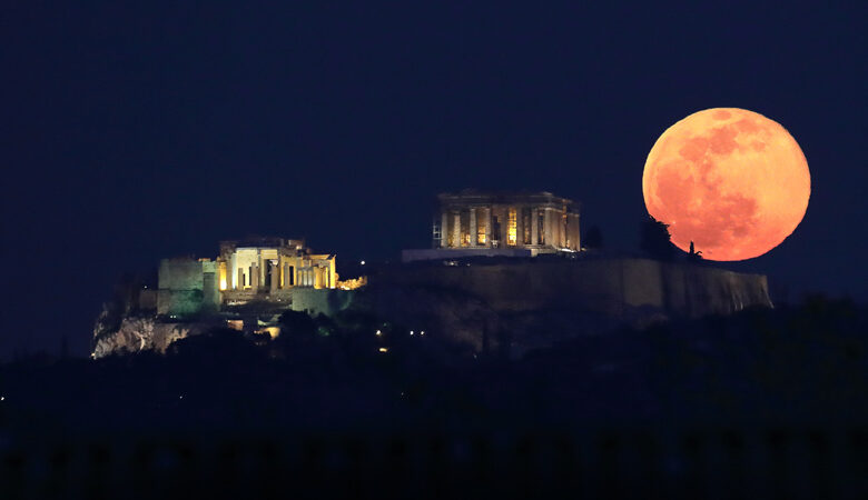 «Πανσέληνος του Χιονιού»: Φώτισε τον ουρανό της Αθήνας – Δείτε τις μαγευτικές εικόνες