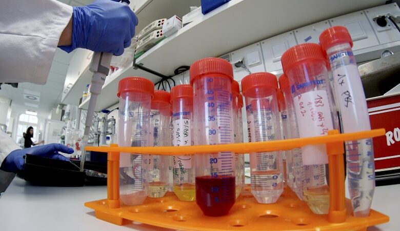 Κορονοϊός: Η Βρετανία εξετάζει πιθανά μέτρα λόγω εξάπλωσης του ιού