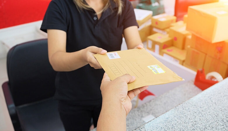 Πώς ο κορονοϊός διαταρράσσει τις ταχυδρομικές υπηρεσίες παγκοσμίως