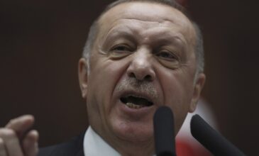Politico για Ερντογάν: Σχεδιάζει πόλεμο για να σώσει το τομάρι του και να γαντζωθεί στην εξουσία