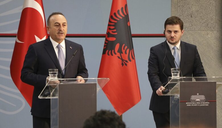 Στην «αδελφική» Αλβανία ο υπουργός Εξωτερικών της Τουρκίας