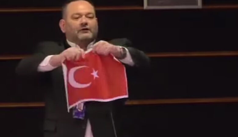 Γιάννης Λαγός: Δεν απολογούμαι που έσκισα την τουρκική σημαία