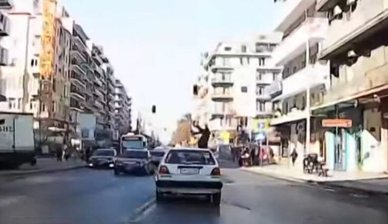 Τρομακτικό βίντεο: ΙΧ σηκώνει στον αέρα πεζή στη Θεσσαλονίκη