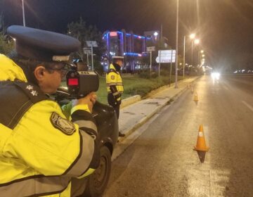Συλλήψεις δύο οδηγών που έτρεχαν σε κεντρικούς δρόμους της Αθήνας με 179 και 216 χλμ – Ο ένας είναι γνωστός επιχειρηματίας